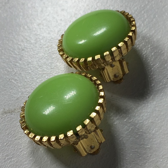 Vintage Green Gold Tone Clip On Earrings - Picture 3 of 8